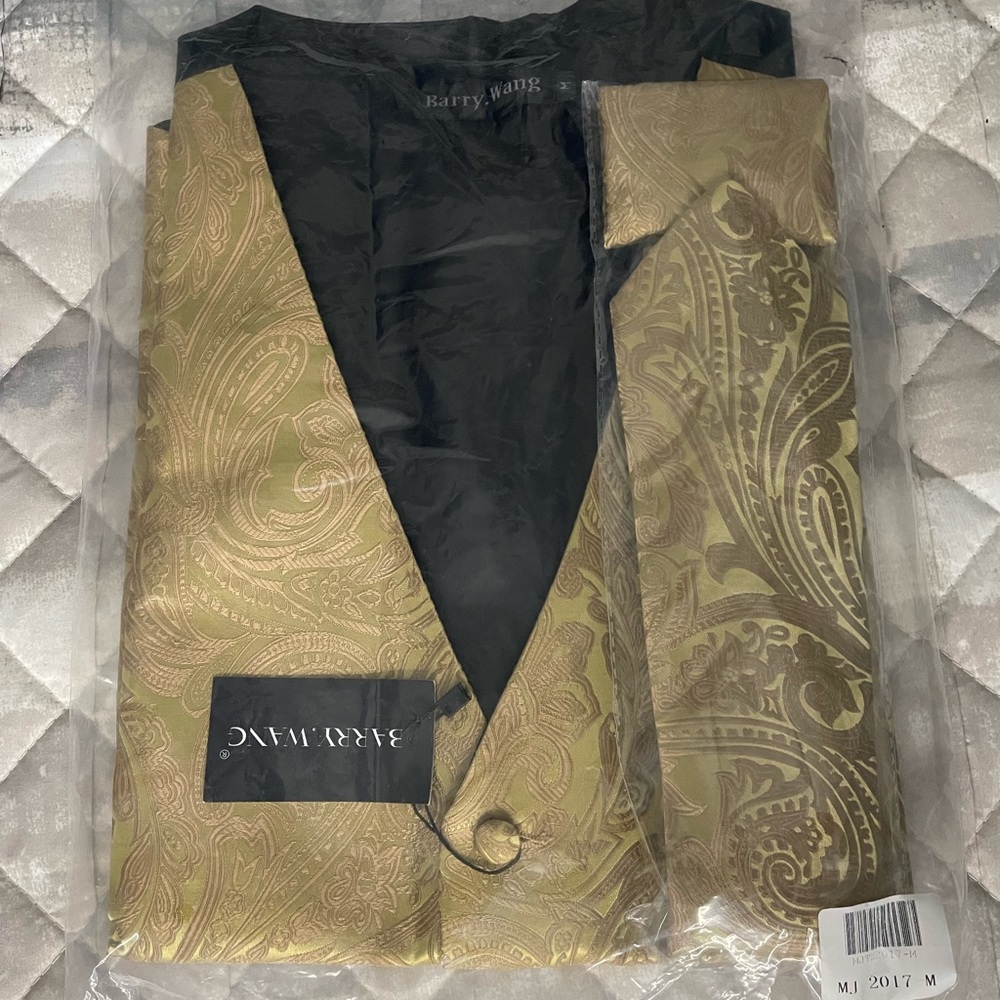 Mens Vest, Tie, Handkerchief & Cufflinks. Champagne color, Size M.
